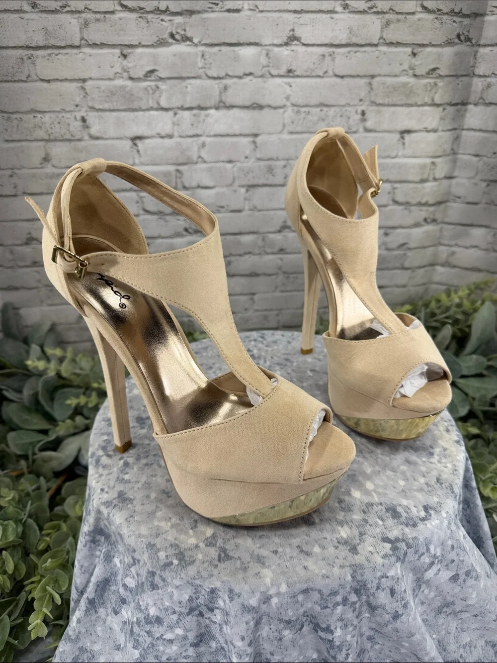 QUPID - Beige Faux Suede T-Strap Platform Stiletto Dress Heels WMS 8M 💛 EUC